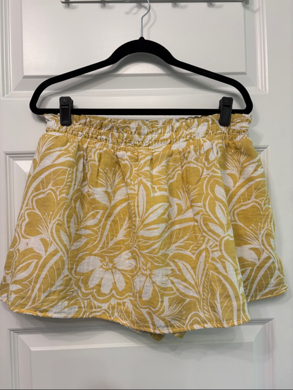 Old Navy Yellow and Off-White Floral Elastic-Waist Skort with Pockets Petite